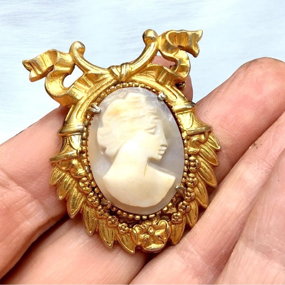 🌺Vintage Geno Genuine Shell Cameo Brooch